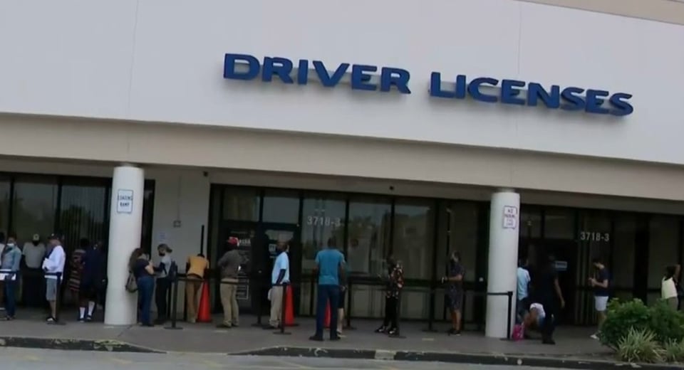 Florida solo dará exámenes de licencia de conducir en inglés desde febrero 2026