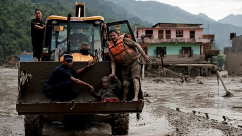 Esperanza en Nepal: Rescatan a Sobrevivientes Tras Días de Inundaciones y Deslizamientos