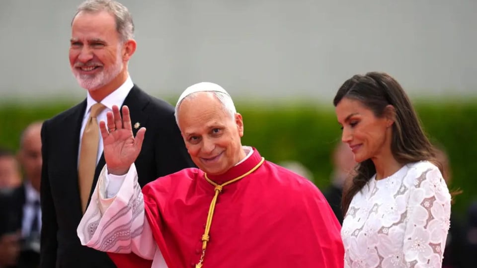 ¿El Papa en España? ¡Un Papamóvil de Colores y Bochinche Real!