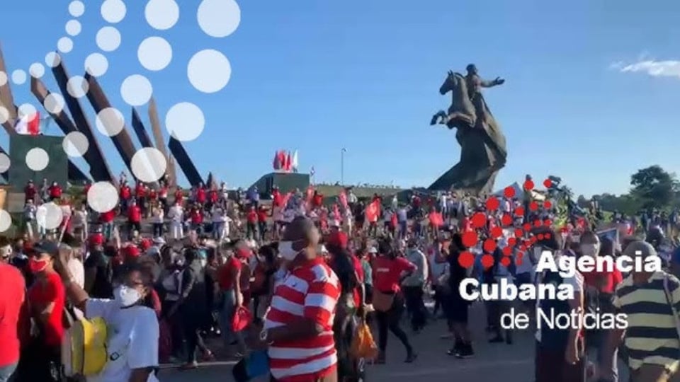 ¿400,000 Personas en Desfile Mientras el Pueblo Pasa Trabajo? ¡Se Mueve la Conga en Santiago!