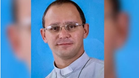 Sacerdote "Lolo" Mejora Tras Caída en Cienfuegos, Pendiente de Cirugía