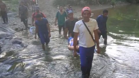 Rescate Heroico: Madre y Niña Cruzan Río a Pie en Imías para Recibir Atención Médica