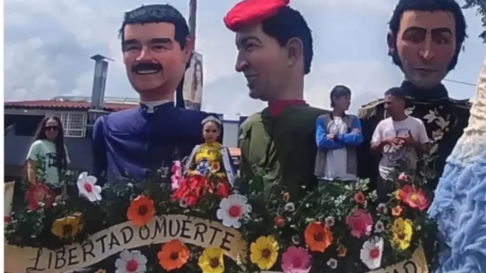¡Ay, candela! Carroza de Maduro y Chávez botada a pitos de desfile en Venezuela