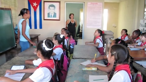Cuba Flexibiliza Uniformes y Horarios Escolares Ante la Crisis