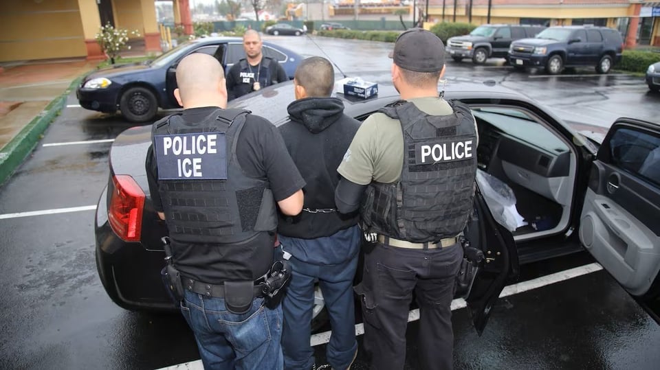 ¡Atención, cubanos! ICE se prepara para darle a la gente descargas eléctricas con unos guantes que dan miedo