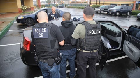 ICE considera guantes eléctricos para agentes