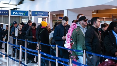 Aeropuertos de EE. UU. en Caos: Escasez de Agentes de la TSA Causa Filas Kilométricas