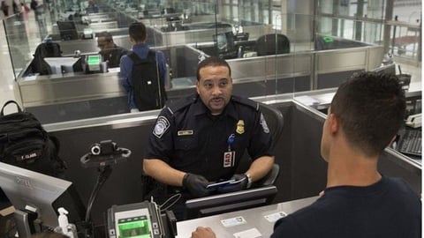 La Angustia en la Llegada: Cubanos con Green Card Detenidos en Miami