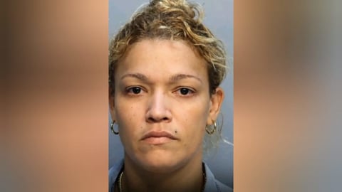 Cubana Arrestada en Miami-Dade por Cargos de Drogas y Órdenes de Hurto Pendientes