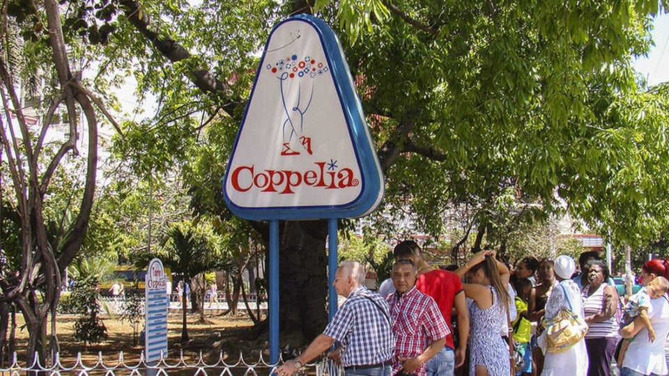 ¡Coppelia Abre con Un Solo Sabor! Chocolate Domina la Heladería de La Habana