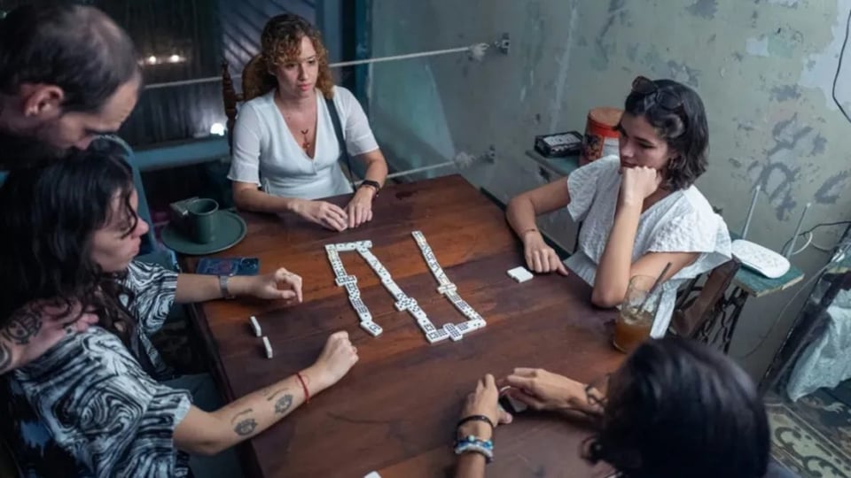 Jóvenes Cubanos: Entre Apagones y Emigración