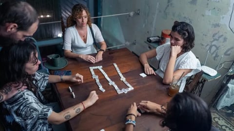 Jóvenes Cubanos: Entre Apagones y Emigración