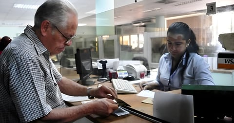 ¿Y los jubilados ahora cobran en centros comerciales? El plan que pone a La Habana patas arriba