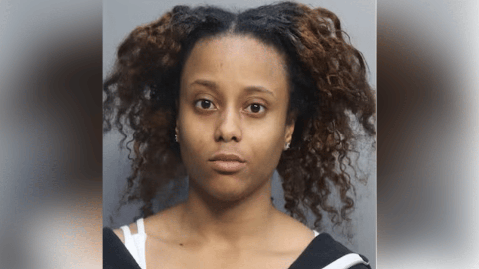 ¿Dejó a la nena pa' ir a sudar? Mamá arrestada por abandonar a su hija en el carro