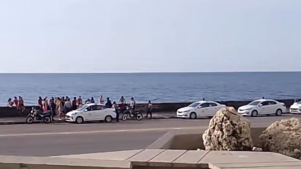 Policía Restringe Baño en el Malecón de La Habana por Calor