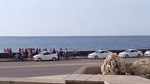Policía vigila el Malecón y causa controversia en La Habana