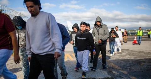 El gran cambio: Más inmigrantes parten de EE.UU. que los que arriban, un giro histórico