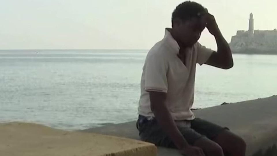 ¿Duermen en el Malecón por los apagones? ¡El calor aprieta en La Habana!