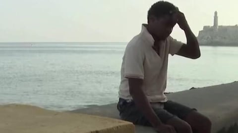 Cubanos buscan alivio en el Malecón por calor y apagones
