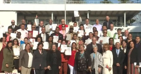 Cuba gradúa nuevos líderes en plena crisis económica