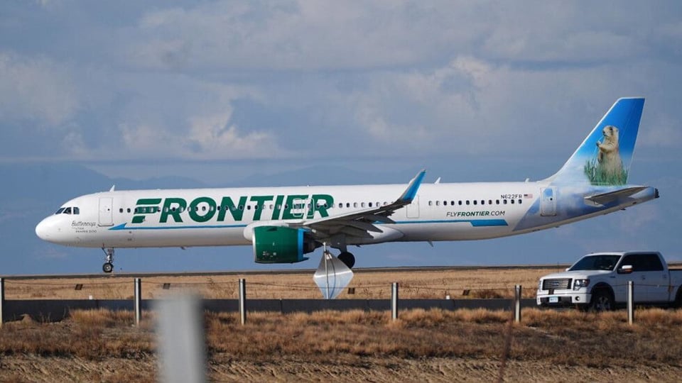 ¿Qué lo que pasó? Hombre se jala un encontronazo mortal con avión de Frontier en plena pista de Denver