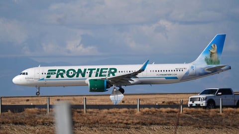 ¿Qué lo que pasó? Hombre se jala un encontronazo mortal con avión de Frontier en plena pista de Denver