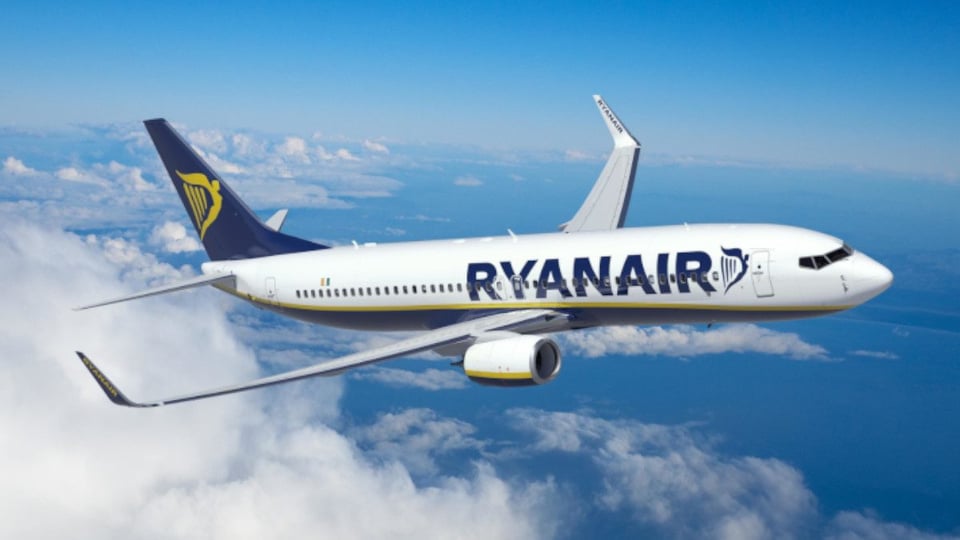 ¿Se Desprende una Ventanilla? ¡Pasajero Queda Medio Fuera de Avión de Ryanair!