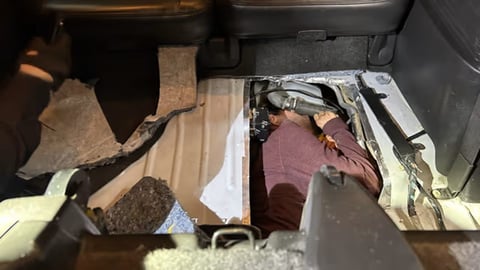 Migrante Mexicano Rescatado con Quemaduras Tras Ocultarse en Tanque de Gasolina para Cruzar a EE.UU.