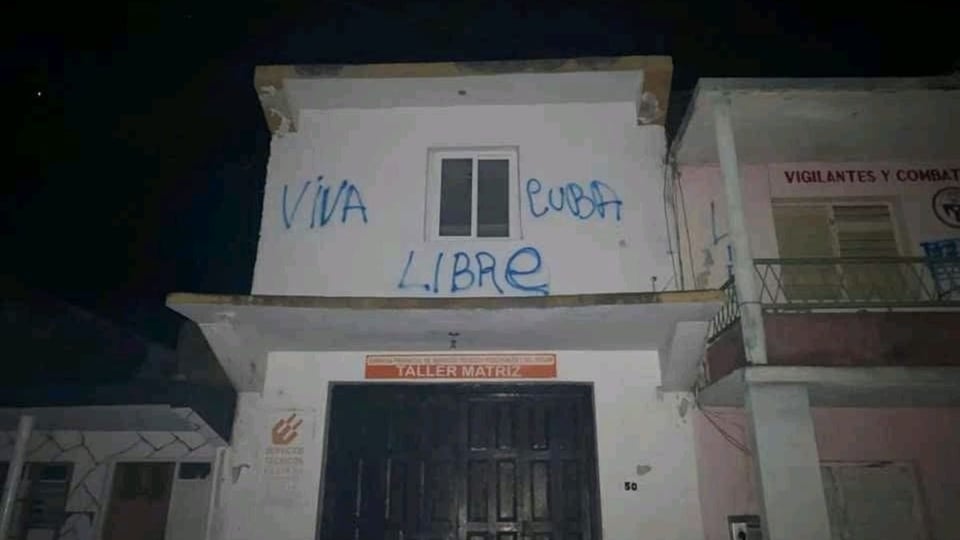 ¿Y tú viste eso? ¡Pintan “Viva Cuba Libre” en plena sede de los CDR!