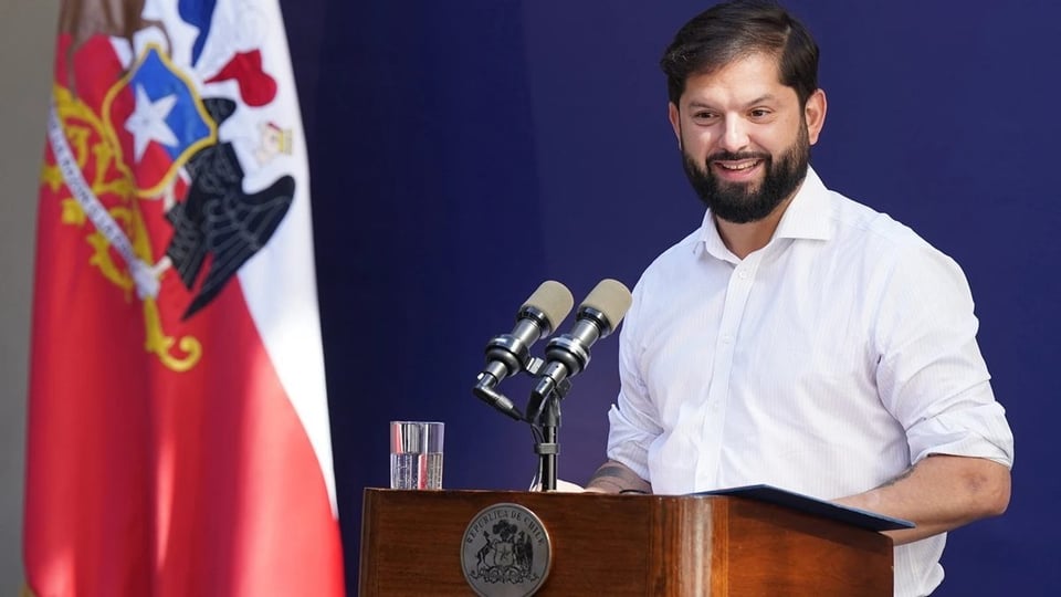 ¡Boric, el Chileno, Manda Plata a Cuba con un Pie Fuera!