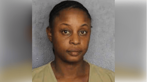 Empleada Postal Arrestada por Robar y Cobrar Boleto Ganador de Lotería en Florida