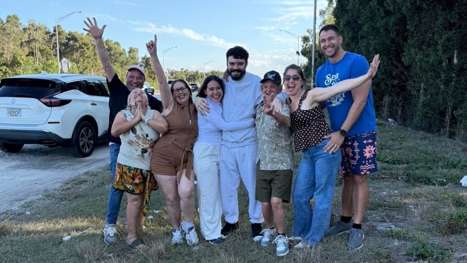 ¡Tremendo Bochinche! Cubano le da jaque mate a ICE y sale con I-220A después de 80 días en el aire