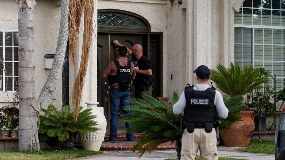 ¡Qué Fuego! Buscan a 'Infiltrados' en Casas de USA Sin Pedir Permiso