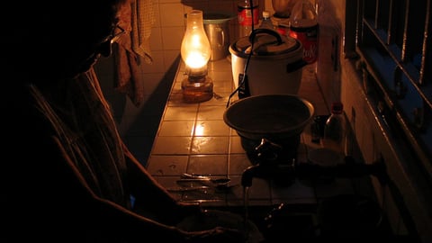 Cuba en Penumbras: El Discurso Oficial Choca con la Dura Realidad Cotidiana