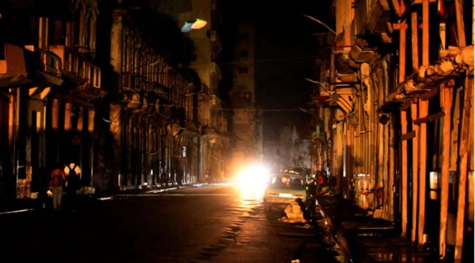 ¡El Oriente a oscuras! Tremendo apagón manda a dormir temprano a media Cuba