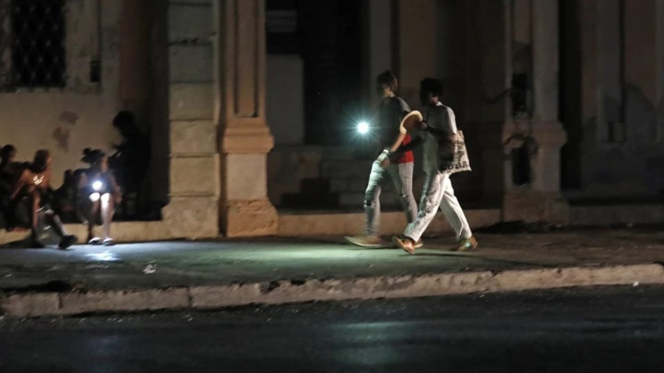 ¿Apagones hasta las cachas? Cuba se ahoga en la oscuridad eléctrica