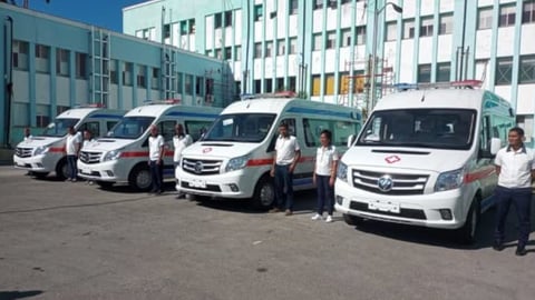 Cinco ambulancias para Santiago: ¿Paliativo o solución real a la crisis de salud?