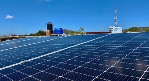 Paneles Solares Iluminan Telecentro Cubano Mientras Hospitales Sufren Apagones