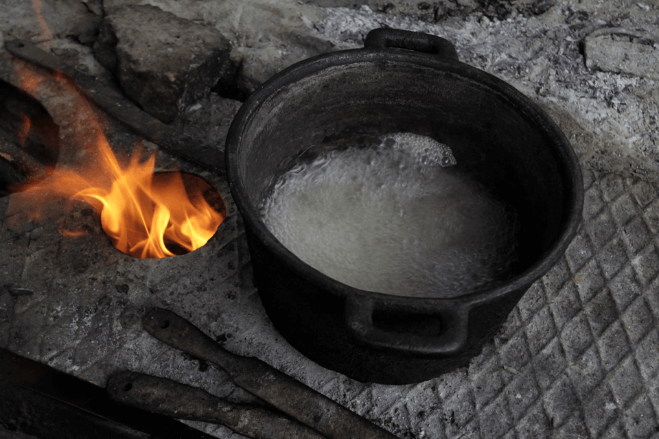 ¿¡Guantánamo volvió al tiempo de las carretas para hacer pan!? ¡Amasando a puro ñeque!