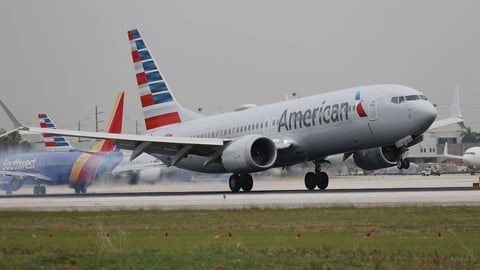 Disputa a Bordo: Vuelo de American Airlines Regresa a Miami