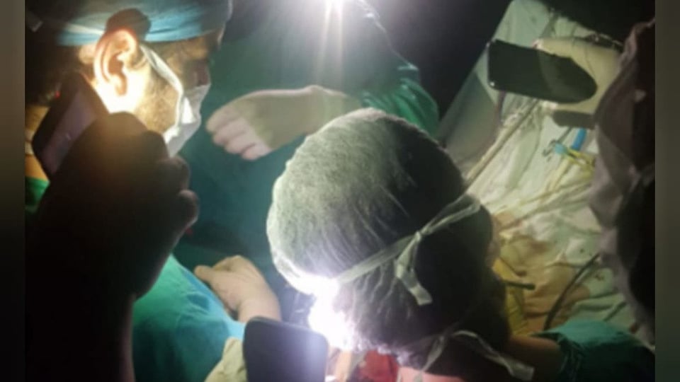 ¡A oscuras! Médicos en Cuba salvan vida con linternas de celular en plena cirugía