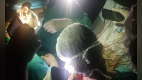 ¡A oscuras! Médicos en Cuba salvan vida con linternas de celular en plena cirugía