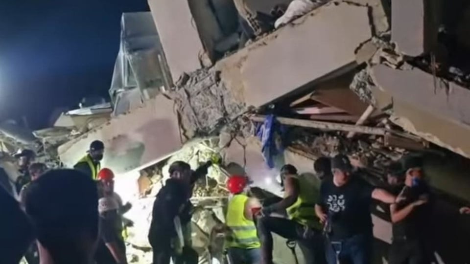 ¿¡Todavía viva después de 7 días bajo los escombros?! La gente no lo cree