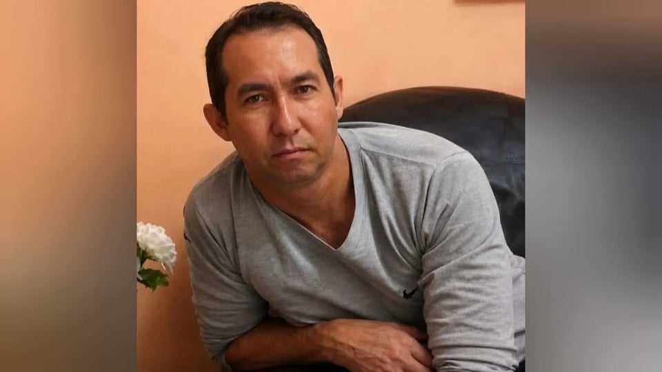 Conductor de bicitaxi en Cuba devuelve maleta con dinero y equipos