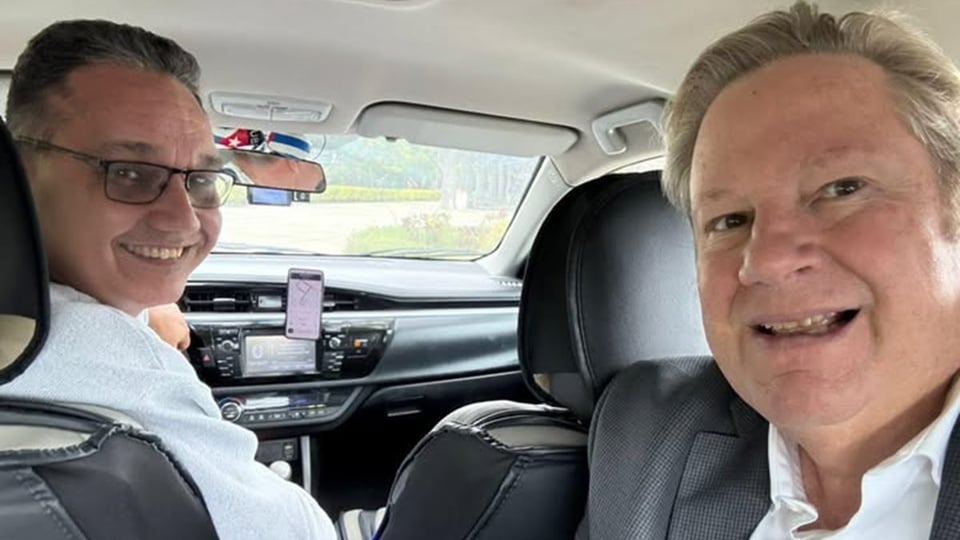Diplomático de EE.UU. Se Conecta Con Exiliado Cubano en Un Uber en Miami