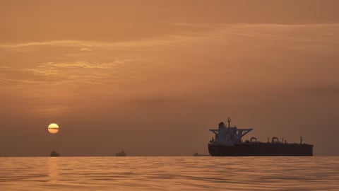 Tensión en Ormuz: Irán Ataca Buques y Eleva Alarmas Globales