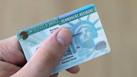 EE.UU. endurece revisión de permisos de trabajo, miles de inmigrantes en vilo