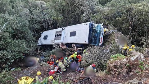 Autobús cae por barranco en Barcelona: 80 heridos, 20 graves