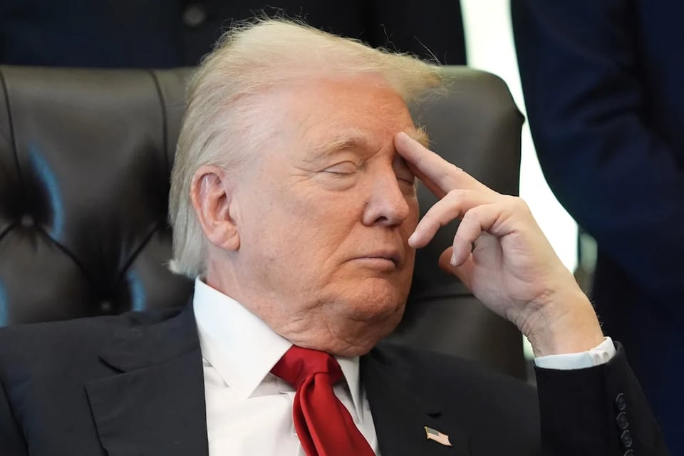 El Presidente Trump y Sus Ojos: ¿Cerrando los Ojos o Echando una Siestita?