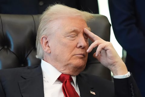 El Presidente Trump y Sus Ojos: ¿Cerrando los Ojos o Echando una Siestita?